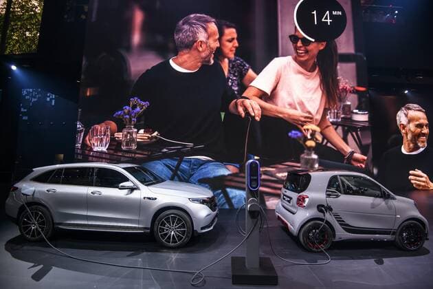 11.09.2019, xkvx, Wirtschaft Automobil, IAA 2019 - Internationale Automobil Ausstellung emwirt, empoli, v.l. Mercedes Benz EQC 400 und smart fortwo Ladestation Ladeanschluss Ladesaeule Stecker E-Station E-Stecker E-Auto E-Mobil Elekroauto Elektromobil Frankfurt am Main *** 11 09 2019, xkvx, Economy Automotive, IAA 2019 International Automobile Exhibition emwirt, empoli, v l Mercedes Benz EQC 400 and smart fortwo Charging Station Charging Connection Charging Oeule Plug E Station E Plug E Auto E Mobil Elekroauto Elektromobil Frankfurt am Main