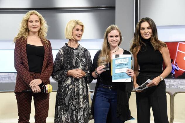 Katja Burkard, Brigitte Mohn, Jana Zeh and Nazan Eckes with all prizewinners at the award ceremony of the RTL Com with Award at the IFA 2019 at the booth of n tv Berlin, 11 09 2019 Foto:xN.xKubelkax xFuturexImage