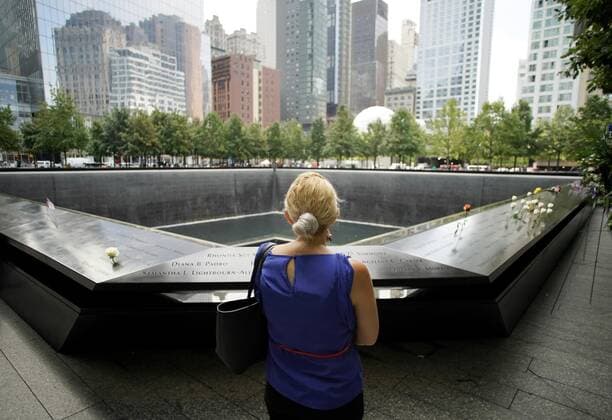 Bilder des Jahres 2019, News 09 September News Themen der Woche KW37 News Bilder des Tages A woman stops to look at the south tower reflecting pool at ground zero in Lower Manhattan near One World Trade Center on the 18th anniversary of the terrorist attacks on the World Trade Center at Ground Zero in New York City on Wednesday, September 11, 2019.  NYP20190911119 JOHNxANGELILLO
