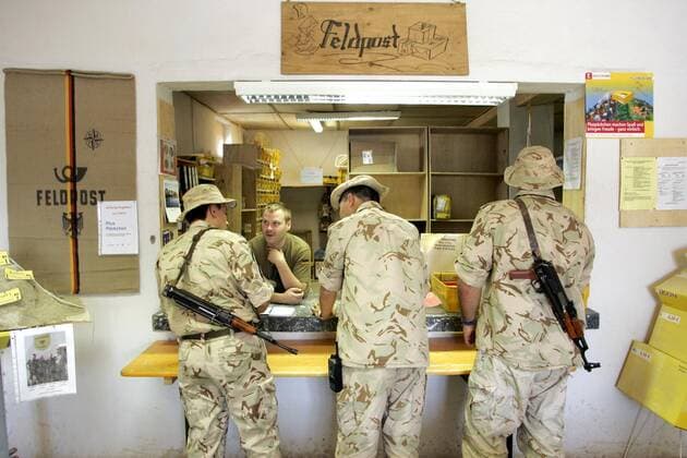 Kabul, Afghanistan - ISAF, Bundeswehr-Feldpost im Camp Warehouse 04.09.2004, Kabul, Afghanistan, AFG - Bundeswehrsoldat taetig im Feldpostamt des Camp Warehouses im Gespraech mit Soldaten der internationalen Schutztruppe fuer Afghanistan. Kabul Kabul Afghanistan *** Kabul, Afghanistan ISAF, Bundeswehr Feldpost im Camp Warehouse 04 09 2004, Kabul, Afghanistan, AFG Bundeswehr soldier active in the field post office of the camp warehouse talking to soldiers of the international protection force for Afghanistan Kabul Kabul Afghanistan
