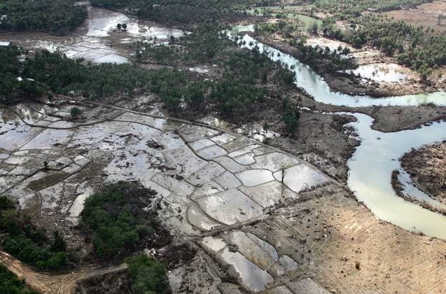 Lhok Nga, Indonesien - Tsunami, Kuesten-Luftaufnahme 12.01.2005, Lhok Nga, Sumatra, Indonesien, IDN - Tsunami - Luftaufnahme vom zerstoerten Bezirk Lhok Nga. Vom Meerwasser zerstoerte Reisfelder. Lhok Nga Lhok Nga Indonesien *** Lhok Nga, Indonesia Tsunami, coasts Aerial photo 12 01 2005, Lhok Nga, Sumatra, Indonesia, IDN Tsunami Aerial photo of the destroyed district Lhok Nga Rice fields destroyed by sea water Lhok Nga Lhok Nga Indonesia