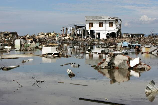 Banda Aceh, Indonesien - Zerstoertes Banda Aceh nach dem Tsunami 15.01.2005, Banda Aceh, Sumatra, Indonesien, IDN - Aufgestautes Meerwasser zwischen den Ruinen, der durch den Tsunami zerstoerten Stadt Banda Aceh. Banda Aceh Aceh Indonesien *** Banda Aceh, Indonesia Destroyed Banda Aceh after the tsunami 15 01 2005, Banda Aceh, Sumatra, Indonesia, IDN Dammed seawater between the ruins of the tsunami-destroyed city of Banda Aceh Banda Aceh Aceh Indonesia