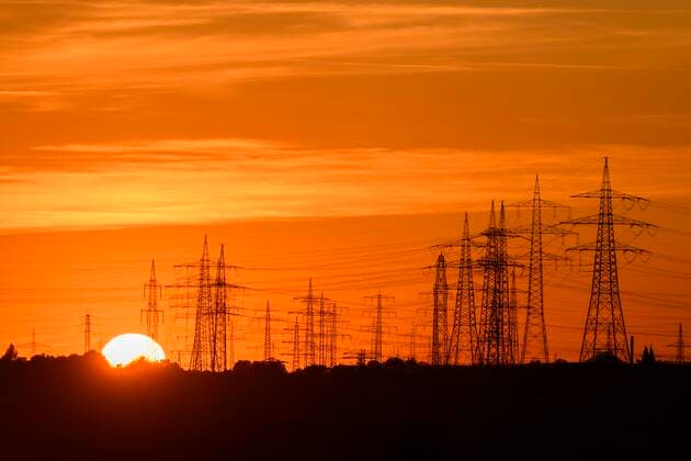 Hochspannungsmasten, Überlandleitungen, Silhouetten bei Abendrot, Baden-Württemberg, Deutschland, Europa *** High voltage pylons, power lines, silhouettes at sunset, Baden Württemberg, Germany, Europe Copyright: imageBROKER Lilly ibxtke05034662.jpg