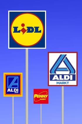 Hinweisschild Lebensmittel-Discounter, ALDI, LIDL und Penny, Symbolbild Preiskampf, Deutschland signs of dicounters ALDI, LIDL and Penny, Germany BLWS544601 Copyright: xblickwinkel McPHOTO
