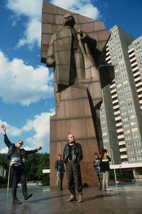 Reportage Punks from East Berlin, 1982 punks posing before the Lenin Statue on Lenin Platz, East-Berlin Copyright: xIlsexRuppert Photo12x RPP19A00_062