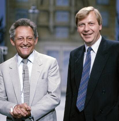Eberhard Diepgen, 80. Geburtstag am 12. November Dalli Dalli, Hans Rosenthal Dalli Dalli, Fernsehshow mit Hans Rosenthal Sendung vom 05.09.1985, Deutschland, (v.l.) Moderator und Entertainer Hans Rosenthal, Politiker Eberhard Diepgen. Dalli Dalli, television show with Hans Rosenthal broadcast from 05.09.1985, Germany, (from left) presenter and entertainer Hans Rosenthal, politician Eberhard Diepgen, München Bayern Deutschland Copyright: HelmutxReiss UnitedArchives830001429