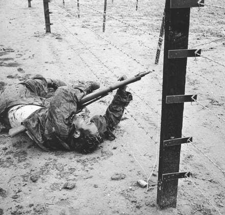 War in Algeria, rebel electrocuted in the barbed wire (1957) Algerian War of Independence Rebel carrying a gun, electrocuted in the barbed wire at the Tunisian-Algerian border. 1957 Copyright: xPhoto12 Photosvintagesx WTZ04197_001