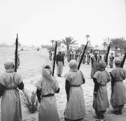 Instruction of young recruits in the South of Tunisia (1956) Algerian War of Independence At the Remada bordj, Instruction of young recruits in the South of Tunisia. They will be incorporated into the French Army. 1956 Copyright: xPhoto12 Photosvintagesx WTZ04197_003