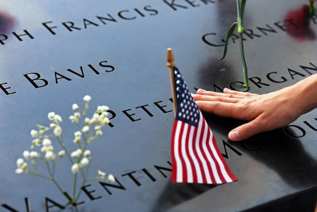 20 Jahre Anschläge vom 11. September: Gedenkkultur in den USA (190912) -- NEW YORK, Sept. 12, 2019 -- A woman touches a plate on which the names of 9 11 victims were inscribed at the National September 11 Memorial and Museum in New York, the United States, Sept. 11, 2019. People paid their tributes here on Wednesday to mourn the victims of the 9 11 terrorist attacks which happened 18 years ago and claimed thousands of lives. ) U.S.-NEW YORK-9 11-18TH ANNIVERSARY LixRui 