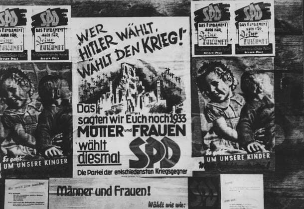 German election poster in the French occupation zone (1946) On this election poster of the social-democrat party, the following slogan can be read: Those who vote for Hitler, vote for war, we already told you that in 1933. German women and mothers, this time vote for the SPD! September 1946 Copyright: xPhoto12 Photosvintagesx WTZ04198_020