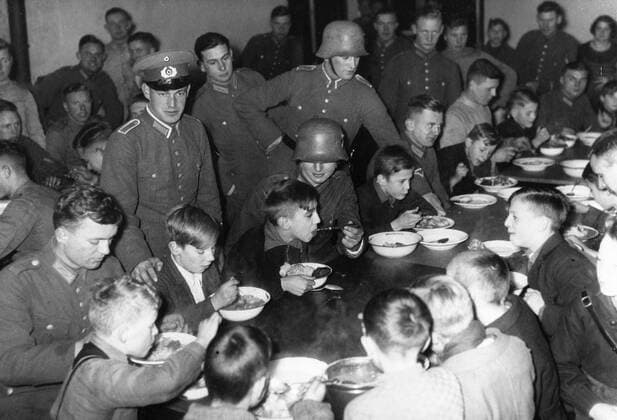 In Berlin, children of unemployed people at the Reichswehr s barracks (1933) At the Reichswehr s barracks, in Berlin, children of unemployed people are regularly given meals by the soldiers. December 1933 Copyright: xPhoto12 Photosvintagesx WTZ04198_045
