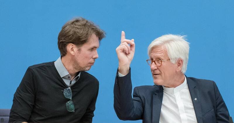 Bilder des Jahres 2019, News 09 September News Themen der Woche KW37 News Bilder des Tages Die evangelische Kirche will sich an der Seenotrettung im Mittelmeer beteiligen. Der Ratsvorsitzende der Evangelischen Kirche in Deutschland (EKD), Heinrich Bedford-Strohm (re.), informierte am Donnerstag (12.09.19) in Berlin darueber, dass die evangelische Kirche gemeinsam mit etlichen weiteren Organisationen zusammen ein Schiff fuer diesen Zweck kaufen will. (Foto li.: Christoph Hey, von Aerzte Ohne Grenzen leitet die Arbeit im Fluechtlingslager Sintan in Libyen) Das sehe ein aktueller Beschluss des Rates der EKD vor. Zum Unterhalt des Rettungsschiffs solle ein Verein mit breiter gesellschaftlicher Beteiligung gegruendet werden. (Siehe epd-Meldung vom 12.09.19) Evangelische Kirche beteiligt sich an Seenotrettung *** The chairman of the council of the Protestant Church in Germany EKD , Heinrich Bedford Strohm re , informed on Thursday 12 Copyright: epd-bild ChristianxDitsch EDITORIAL USE ONLY