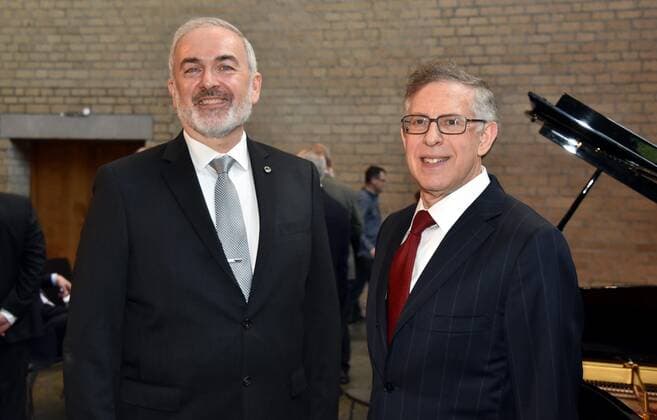 The award winners The biochemist Prof Dr Adrian Krainer , l r, and the neurologist Richard Finkel before the presentation of the K J Zülch Prize on 12 09 2019 in Cologne The K J Zülch Prize of the Gertrud Reemtsma Foundation has been awarded since 1990 for outstanding achievements in basic neurological research The two are used for the development and testing of a drug for spinal muscular atrophy