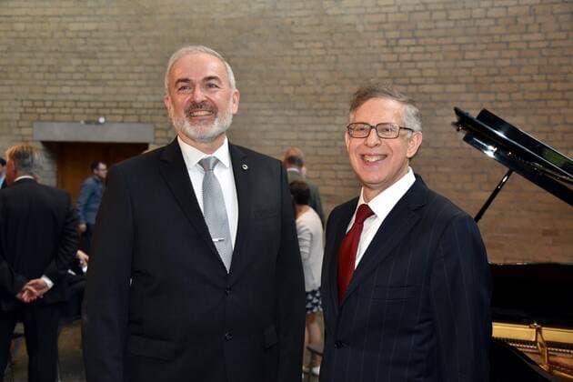 The award winners The biochemist Prof Dr Adrian Krainer , l r, and the neurologist Richard Finkel before the presentation of the K J Zülch Prize on 12 09 2019 in Cologne The K J Zülch Prize of the Gertrud Reemtsma Foundation has been awarded since 1990 for outstanding achievements in basic neurological research The two are used for the development and testing of a drug for spinal muscular atrophy