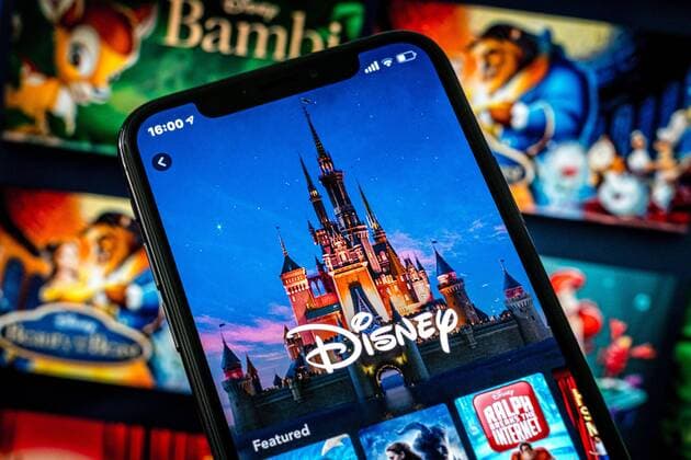The following text was translated automatically ILLUSTRATIVE - A telephone and television with the Disney Plus steaming service. The media and entertainment company has launched the video-on-demand service and is therefore competing with Netflix and Apple TV +. Photo: Rob Engelaar Hollandse Hoogte  Copyright: xHollandsexHoogtex xRobxEngelaarx x201938216x