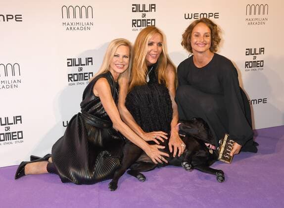 Entertainment Bilder des Tages Nina Ruge, Daniela Brunner mit Hund Greta und Lara Joy Körner Fashion Event GIULIA & ROMEO Maximilian Arkanden München 12. September 2019 *** Nina Ruge, Daniela Brunner with dog Greta and Lara Joy Körner Fashion Event GIULIA ROMEO Maximilian Arkanden Munich 12 September 2019