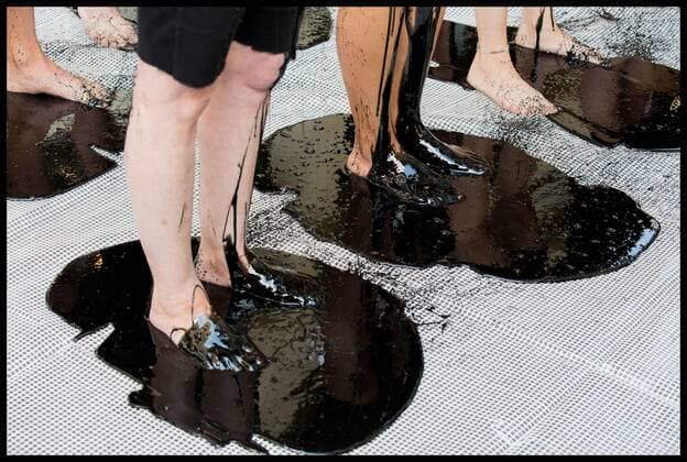 . 13 09 2019. London, United Kingdom. PETA Leather protest at London Fashion Week. PETA supporters pour buckets of black toxic slime over their heads at London Fashion Week to draw attention to the hazardous waste associated with the leather industry. Signs on the buckets read, Leather Is a Dirty Business and Dump Leather .  xMartynxWheatleyx xi-Imagesx IIM-20145-0012