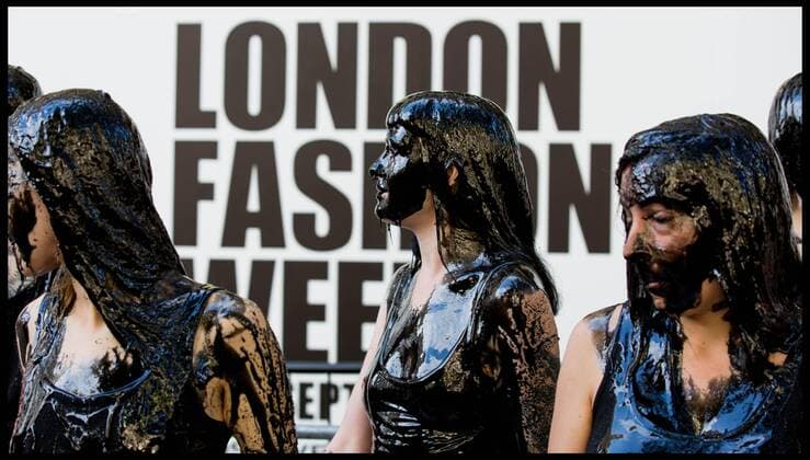 . 13 09 2019. London, United Kingdom. PETA Leather protest at London Fashion Week. PETA supporters pour buckets of black toxic slime over their heads at London Fashion Week to draw attention to the hazardous waste associated with the leather industry. Signs on the buckets read, Leather Is a Dirty Business and Dump Leather .  xMartynxWheatleyx xi-Imagesx IIM-20145-0015