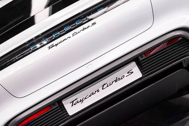 10 09 2019, xkvx, Economy Automotive, IAA 2019 International Motor Show emwirt, empoli, v l Porsche Taycan Turbo S Auto E Auto E Mobil Elekroauto Elektromobil Frankfurt am Main