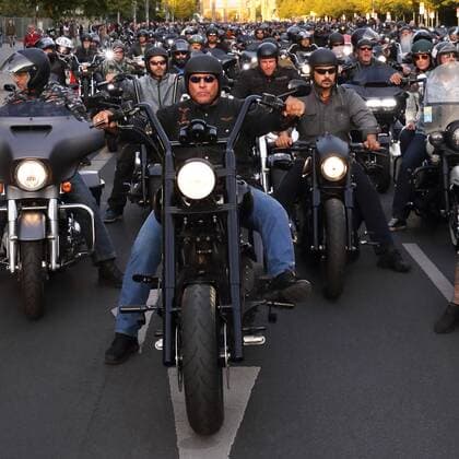 Hells Angels Motorrad-Korso durch Berlin - GER, Germany, Deutschland, Berlin, 14.09.2019 - Der Rockerclub Hells Angels Berlin organisiert einen Motorradkorso unter dem Motto Freedom is our Religion durch die Innenstadt gegen das erlassene Verbot, Abzeichen, Symbole und Kutten zu tragen. - Frank Hanebuth in der Bildmitte auf seinem Motorrad (Er war Präsident des mittlerweile aufgelösten Hells-Angels-Charters von Hannover). - Ausgangspunkt der Demonstrationstour war das Vereinsheim der Hells Angels in Biesdorf im östlichen Teil der Stadt. Von hier aus führte die Wegstrecke zum Brandenburger Tor. wo eine Kundgebung mit zahlreichen Rednern stattfand. Neben den Hells Angels nahmen auch andere Motorrad-Clubs und Unterstützer der Szene aus anderen Teilen Deutschlands teil. Nach Abschluss der Redebeiträge fuhren die Teilnehmer noch bi