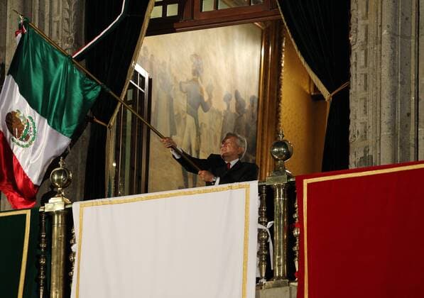 President of Mexico, Andrés Manuel López Obrador, moves the national flag during the commemoration of the 20th anniversary of the Grito de Independencia, from the central balcony of the National Palace in Mexico City, Mexico, 15 September 2019. With musical festivals and typical food stalls, thousands of Mexicans fill the country s squares to commemorate the Independence Festivities. Mexican President Andrés Manuel López Obrador commemorates the traditional Grito de Independencia !ACHTUNG: NUR REDAKTIONELLE NUTZUNG!  Copyright: xMarioxGuzmánx AME8097 20190916-637042139971318612
