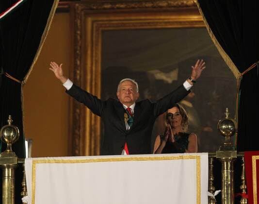 News Bilder des Tages President of Mexico, Andrés Manuel López Obrador, greets with his wife Beatriz Gutierrez Müller during the commemoration of the 209 anniversary of the Grito de Independencia, from the central balcony of the National Palace in Mexico City, Mexico, 15 September 2019. With musical festivals and typical food stalls, thousands of Mexicans fill the country s squares to commemorate the Independence Festivities. Mexican President Andrés Manuel López Obrador commemorates the traditional Grito de Independencia !ACHTUNG: NUR REDAKTIONELLE NUTZUNG!  Copyright: xMarioxGuzmánx AME8109 20190916-637042159389560950