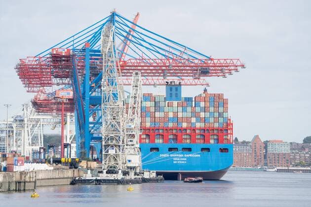 City View Container Ship Cosco Shipping Capricorn at Container Terminal Tollerort HHLA Hamburger Hafen und Logistik AG Tollerort CTT View from South to North Container World Economy World Trade Container Bridge Container Crane Cranes Elbe Hamburg Hamburger Hafen Handel Handelskrieg City View ,