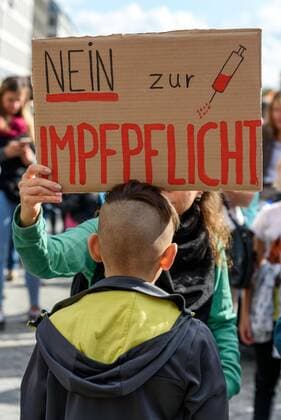 Hundreds of vaccination opponents demonstrate in Berlin against plans by Federal Health Minister Spahn for compulsory vaccination Under the motto Vaccination must remain voluntary , concerned parents demonstrate together with conspiracy theorists and right-wing extremists Even some doctors have joined the protest against the planned law snapshot photography F Boillot