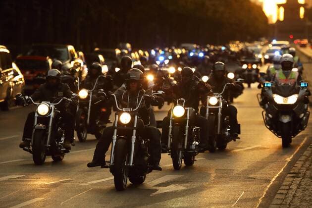Hells Angels Motorrad-Korso durch Berlin - GER, Germany, Deutschland, Berlin, 14.09.2019 - Der Rockerclub Hells Angels Berlin organisiert einen Motorradkorso unter dem Motto Freedom is our Religion durch die Innenstadt gegen das erlassene Verbot, Abzeichen, Symbole und Kutten zu tragen. - Die Berlner Polizei sichert mit zahlreichen Einsatzkräften die Demonstration ab. - Ausgangspunkt der Demonstrationstour war das Vereinsheim der Hells Angels in Biesdorf im östlichen Teil der Stadt. Von hier aus führte die Wegstrecke zum Brandenburger Tor. wo eine Kundgebung mit zahlreichen Rednern stattfand. Neben den Hells Angels nahmen auch andere Motorrad-Clubs und Unterstützer der Szene aus anderen Teilen Deutschlands teil. Nach Abschluss der Redebeiträge fuhren die Teilnehmer noch bis zur Siegessäule, hier war der Wendepukt des Korsos. A