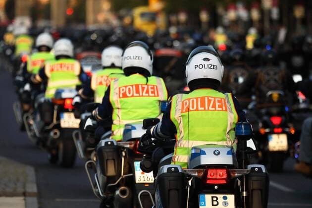 Hells Angels Motorrad-Korso durch Berlin - GER, Germany, Deutschland, Berlin, 14.09.2019 - Der Rockerclub Hells Angels Berlin organisiert einen Motorradkorso unter dem Motto Freedom is our Religion durch die Innenstadt gegen das erlassene Verbot, Abzeichen, Symbole und Kutten zu tragen. - Die Berlner Polizei sichert mit zahlreichen Einsatzkräften die Demonstration ab. - Ausgangspunkt der Demonstrationstour war das Vereinsheim der Hells Angels in Biesdorf im östlichen Teil der Stadt. Von hier aus führte die Wegstrecke zum Brandenburger Tor. wo eine Kundgebung mit zahlreichen Rednern stattfand. Neben den Hells Angels nahmen auch andere Motorrad-Clubs und Unterstützer der Szene aus anderen Teilen Deutschlands teil. Nach Abschluss der Redebeiträge fuhren die Teilnehmer noch bis zur Siegessäule, hier war der Wendepukt des Korsos. A