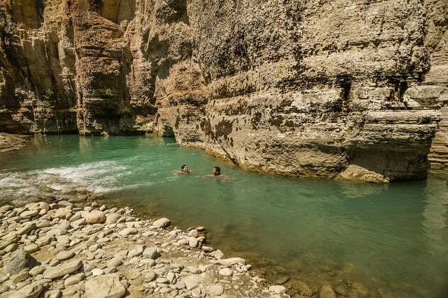 In den Gumpen der Osum suchen Schwimmer eine Abkühlung. Osum Schlucht, Ã‡orovoda, Berat, Albanien. Mit dem Campingbus unterwegs in Albanien *** Swimmers looking for a cooling off in the Osum gorges, Ã‡orovoda, Berat, Albania On the road in Albania with a camping bus