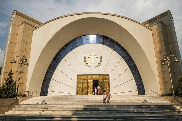 Die Kathedrale der Auferstehung Christi (Katedralja e NgjalljÃ«s sÃ« Krishtit) wurde 2012 eröffnet und hat einen 46 Meter hohen Glockenturm. Tirana (TiranÃ«), Albanien. Mit dem Campingbus unterwegs in Albanien *** The Cathedral of the Resurrection of Christ Katedralja e NgjalljÃ s sÃ Krishtit was opened in 2012 and has a 46 meter high bell tower Tirana TiranÃ , Albania Travelling in Albania by camping bus