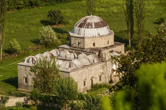 Blick auf die Bleimoschee (Xhamia e Plumbit) aus dem Jahre 1773, die als bedeutendes historisches Bauwerk und grösste historische Moschee des Landes gilt. Shkodra (ShkodÃ«r), Albanien. Mit dem Campingbus unterwegs in Albanien *** View on the lead mosque Xhamia e Plumbit from the year 1773, which is considered as an important historical building and largest historical mosque of the country Shkodra ShkodÃ r , Albania With the camping bus on the way in Albania