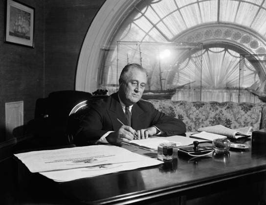 U.S. President Franklin Roosevelt Signing Bills at White House, Washington DC, USA, Harris & Ewing, 1936 Editorial Use Only  Copyright: CircaxImages ghi-circa01179