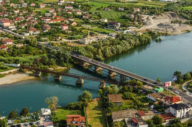 Blick auf eine Autobrücke und eine Eisenbahnbrücke, die über den Fluss Drin (Drini) nach Shkodra führen, gesehen von von der Burg Rozafa (Kalaja e RozafÃ«s) aus. Shkodra (ShkodÃ«r), Albanien. Mit dem Campingbus unterwegs in Albanien *** View of a car bridge and a railway bridge crossing the river Drin Drini to Shkodra, seen from the castle Rozafa Kalaja e RozafÃ s in Shkodra ShkodÃ r , Albania Travelling by camping bus in Albania