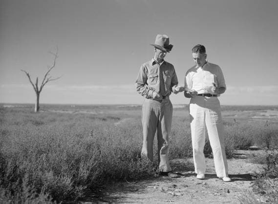 Dr. Tugwell and Farmer of Dust Bowl in Panhandle Area, President s Report, Texas, USA, Arthur Rothstein for Farm Security Administration, July 1936 Editorial Use Only  Copyright: CircaxImages ghi-circa01635