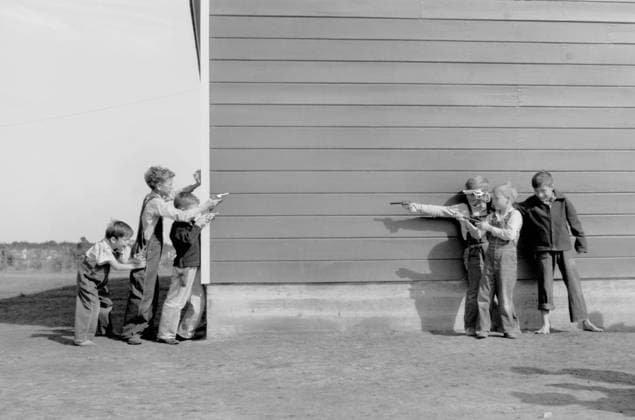 School Children Playing with Toy Guns, Farm Security Administration (FSA) Camp, Weslaco, Texas, USA, Arthur Rothstein for Farm Security Administration (FSA), January 1942 Editorial Use Only  Copyright: CircaxImages ghi-circa01733
