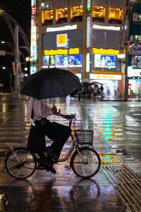 IMAGO Creative: Herbst in der Stadt Man riding a bicycle on rainy night  Copyright: PabloxCamacho B42607040