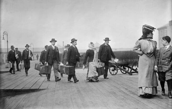 Immigrants Carrying Luggage, Ellis Island, New York City, New York, USA, Bain News Service, 1910  Copyright: CircaxImages ghi-circa02936
