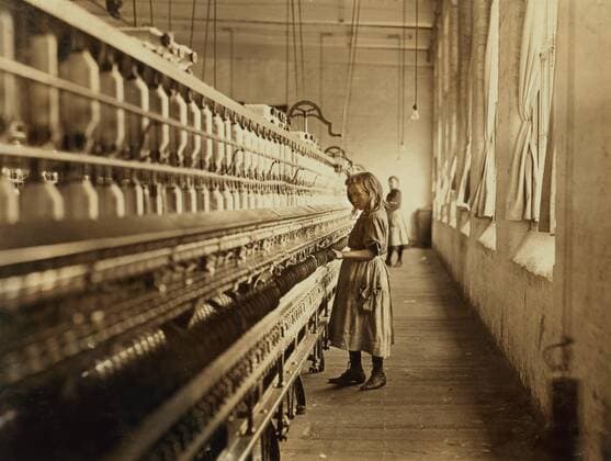 Ikonische Bilder der Zeitgeschichte Sadie Pfeifer, 48 inches high, Lancaster Mills, Lancaster, South Carolina, USA, Lewis Hine for National Child Labor Committee, November 1908  Copyright: CircaxImages ghi-circa04185