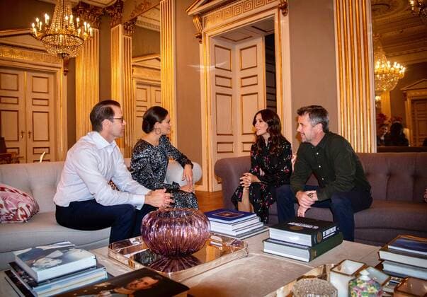 Kronprins Frederik og kronprinsesse Mary er vaerter ved en privat middag for det svenske Kronprinsessepar, kronprinsesse Victoria og prins Daniel i Frederik VIII s Palae paa Amalienborg i Koebenhavn, mandag den 16. september 2019. De naeste dage vil Kronprinsen og Kronprinsessen og Kronprinsesse Victoria og Prins Daniel af Sverige besoege FN-Byen, Amager Bakke, Rigshospitalet, OEksnehallen, House of Green og Dansk Industris Topmoede i Koebenhavn. Formaalet med det svenske besoeg er at styrke og udvikle de to landes relationer inden for sundhedssektoren og den groenne omstilling. Samtidig vil besoeget have fokus paa FN s 17 verdensmaal, som er en dagsorden, der optager baade det danske Kronprinspar og det svenske Kronprinsessepar i deres arbejde. Handout Kongehuset Kun til redaktionel anvendelse , Denmark *** Crown Prince Frederik  Copyright: KONGEHUSETx cop102 spdk20190916-211818-L
