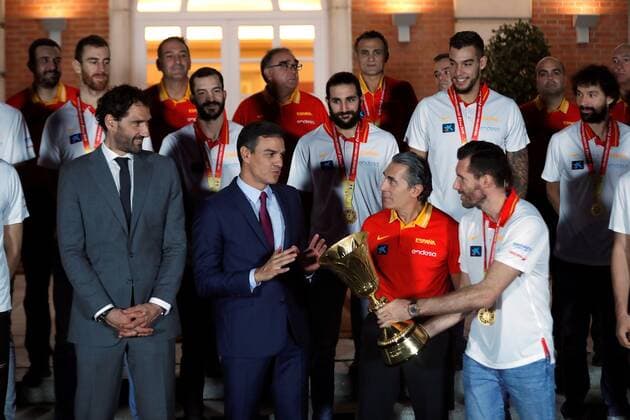 Spain s Prime Minister Pedro Sanchez (2-L) meets Spain s National Basketball head coach, Italian Sergio Scariolo (L), and President of the Spanish Basketball Federation, Jorge Garbajosa (L), during an audience with Spain s National Basketball Team after winning the FIBA basketball World Cup at Moncloa Palace in Madrid, Spain, 16 September 2019. Spain won Argentina in the final game of FIBA Basketball World Cup in Beijing, China on 15 September 2019. Spain s Prime Minister Pedro Sanchez meets the FIBA basketball World Cup champions !ACHTUNG: NUR REDAKTIONELLE NUTZUNG!  Copyright: xEmilioxNaranjox GRAF3630 20190916-637042655375328896
