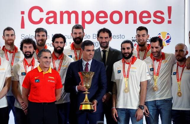 Spain s acting Prime Minister Pedro Sanchez (C) meets Spain s National Basketball Team after winning the FIBA basketball World Cup at Moncloa Palace in Madrid, Spain, 16 September 2019. Spain won Argentina in the final game of FIBA Basketball World Cup in Beijing, China on 15 September 2019. Spain s Prime Minister Pedro Sanchez meets the FIBA basketball World Cup champions !ACHTUNG: NUR REDAKTIONELLE NUTZUNG!  Copyright: xEmilioxNaranjox GRAF3645 20190916-637042668427533911