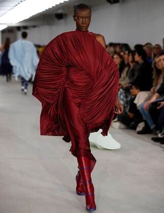 (190916) -- LONDON, Sept. 16, 2019 -- A model presents a creation of Richard Malone during the London Fashion Week in London, Britain, on Sept. 16, 2019. ) BRITAIN-LONDON-FASHION WEEK-RICHARD MALONE HanxYan 