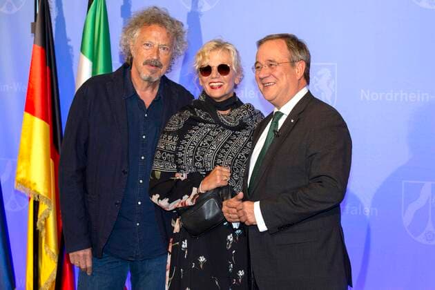Wolfgang Niedecken mit Ehefrau Tina Golemiewski und Armin Laschet bei der Verleihung des Staatspreises des Landes Nordrhein-Westfalen 2019 an Klaus Töpfer im WCCB. Bonn, 16.09.2019 *** Wolfgang Niedecken with wife Tina Golemiewski and Armin Laschet at the presentation of the State Prize of North Rhine-Westphalia 2019 to Klaus Töpfer at the WCCB Bonn, 16 09 2019 Foto:xR.xSchmiegeltx xFuturexImage