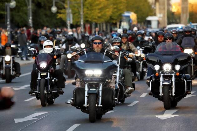 Hells Angels Motorrad-Korso durch Berlin - GER, Germany, Deutschland, Berlin, 14.09.2019 - Der Rockerclub Hells Angels Berlin organisiert einen Motorradkorso unter dem Motto Freedom is our Religion durch die Innenstadt gegen das erlassene Verbot, Abzeichen, Symbole und Kutten zu tragen. Ausgangspunkt der Demonstrationstour war das Vereinsheim der Hells Angels in Biesdorf im östlichen Teil der Stadt. Von hier aus führte die Wegstrecke zum Brandenburger Tor, wo eine Kundgebung mit zahlreichen Rednern stattfand. Neben den Hells Angels nahmen auch andere Motorrad-Clubs und Unterstützer der Szene auch aus anderen Teilen Deutschlands teil. Nach Abschluss der Redebeiträge fuhren die Teilnehmer noch bis zur Siegessäule, hier war der Wendepukt des Korsos. Anschließend fuhr man die gleiche Wegstrecke zurück nach Biesdorf. *** Hells An