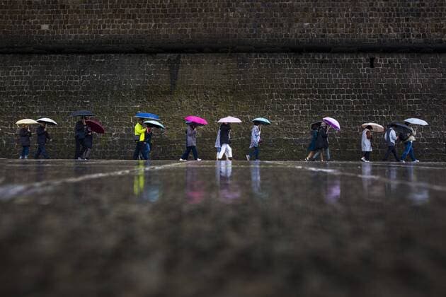 Eine Gruppe Touristen laufen entlang des Terrassenufers bei Regen in Dresden, 16.09.2019. Dresden Deutschland *** A group of tourists walking along the terrace bank at Regen in Dresden, 16 09 2019 Dresden Germany Copyright: xFlorianxGaertner photothek.netx