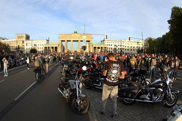 Hells Angels Motorrad-Korso durch Berlin - GER, Germany, Deutschland, Berlin, 14.09.2019 - Der Rockerclub Hells Angels Berlin organisiert einen Motorradkorso unter dem Motto Freedom is our Religion durch die Innenstadt gegen das erlassene Verbot, Abzeichen, Symbole und Kutten zu tragen. Ausgangspunkt der Demonstrationstour war das Vereinsheim der Hells Angels in Biesdorf im östlichen Teil der Stadt. Von hier aus führte die Wegstrecke zum Brandenburger Tor, wo eine Kundgebung mit zahlreichen Rednern stattfand. Neben den Hells Angels nahmen auch andere Motorrad-Clubs und Unterstützer der Szene auch aus anderen Teilen Deutschlands teil. Nach Abschluss der Redebeiträge fuhren die Teilnehmer noch bis zur Siegessäule, hier war der Wendepukt des Korsos. Anschließend fuhr man die gleiche Wegstrecke zurück nach Biesdorf. *** Hells An