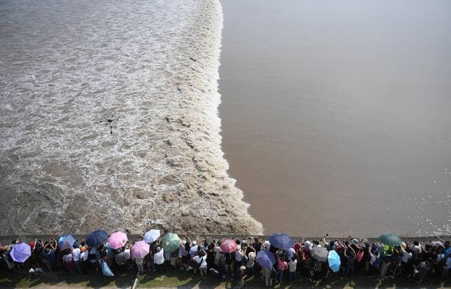 Bilder des Jahres 2019, News 09 September News Bilder des Tages JIAXING, CHINA - SEPTEMBER 17: Tourists watch one-line tidal bore on the Qiantang River on September 17, 2019 in Jiaxing, Zhejiang Province of China. The tide of the Qiantang Rive reached the highest waves on the eighteenth day of the eighth lunar month in Jiaxing.  Copyright: xVCGx CFP111249900199