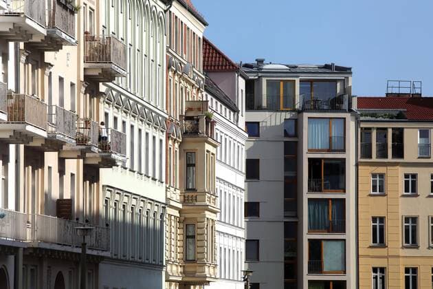 11.09.2019, Berlin Mitte. Altbau und Neubau im Bezirk, moderne und alte Fassaden, Wohnen wird teuer im Kiez. *** 11 09 2019, Berlin Mitte old building and new building in the district, modern and old facades, housing will be expensive in the neighborhood